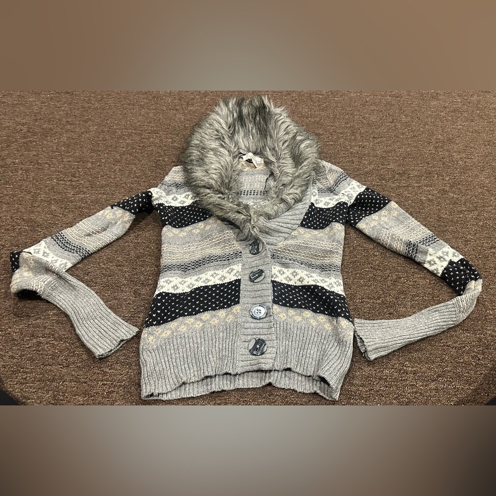 EUC! Women's Between Me & You S Gray Patterned Sweater with Faux Fur Collar